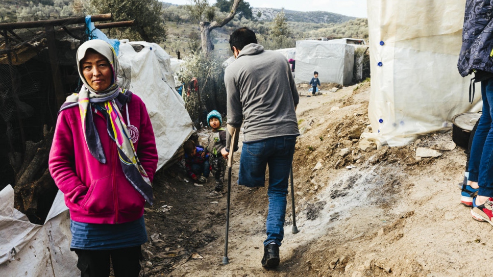 Un solicitante de asilo afgano que perdió una pierna camina en el asentamiento improvisado adyacente al centro de recepción e identificación de Moira, en la isla griega de Lesbos.
