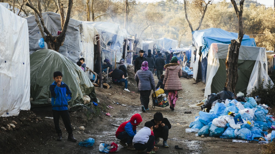 Solicitantes de asilo afganos en un asentamiento improvisado contiguo al centro de recepción e identificación de Moira, en la isla griega de Lesbos.