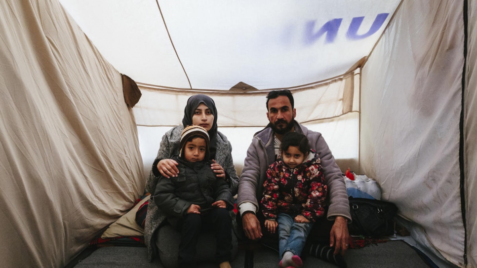 Omar vive con su esposa y sus dos hijos en una tienda de campaña cerca del centro de recepción e identificación de Moira. Su hija de 4 años perdió la audición cuando un proyectil impactó contra su casa en Deir ez-Zor, en el este de Siria.