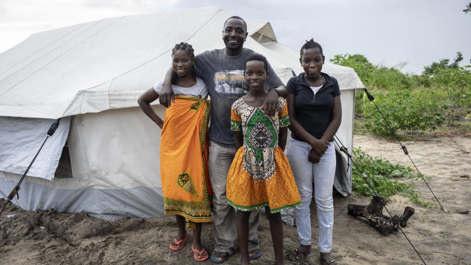 Jose Martinho, de 43 años con su esposa Angelina, de 31, y sus hijas Laura, 12, y Luiza, 14, junto a su carpa en el asentamiento de Mutua, donde viven unas 700 personas.