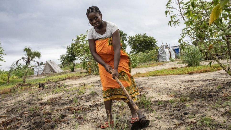 Angelina, de 31 años, trabaja la parcela de tierra que el gobierno le asignó a ella y a su esposo en el asentamiento de Mutua.