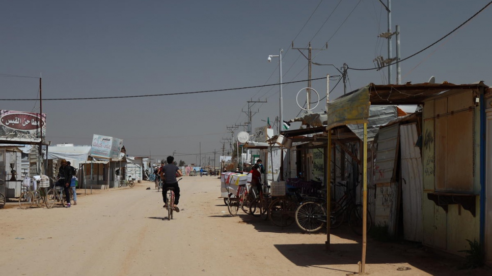 Las principales calles comerciales de Za'atari están vacías ya que todos los residentes se quedan en sus alojamientos.