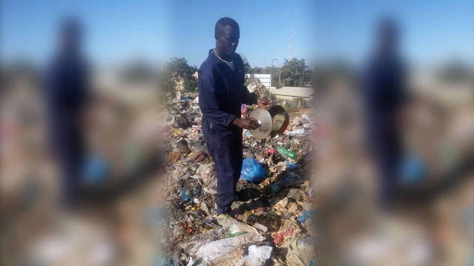 El refugiado sudanés Mohammed busca reciclaje en un vertedero de basura al sur de Trípoli, en Libia.