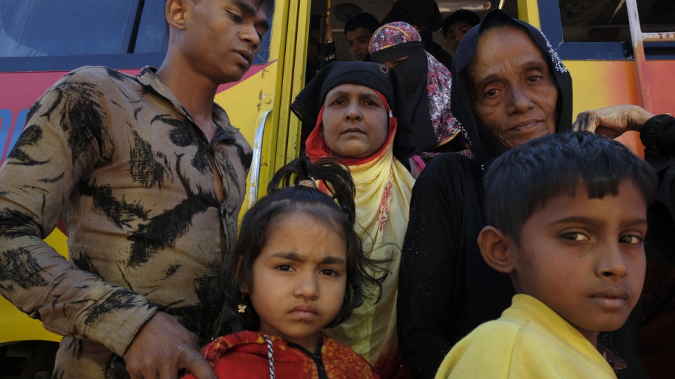 Refugiados rohingya bajan de un bus en el centro de registro y distribución del asentamiento de Kutupalong, en Bangladesh.