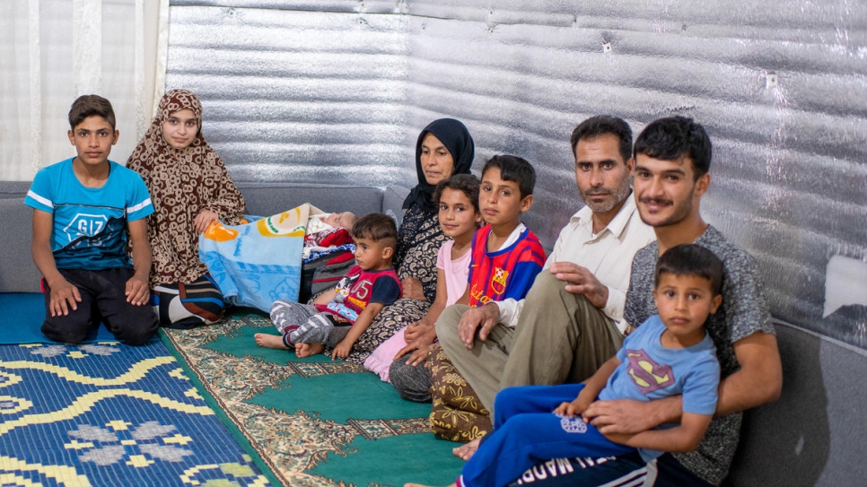 El refugiado sirio Ahmad Hussain (tercero de la derecha) y su familia en su alojamiento en el campamento de refugiados de Azraq, en Jordania.