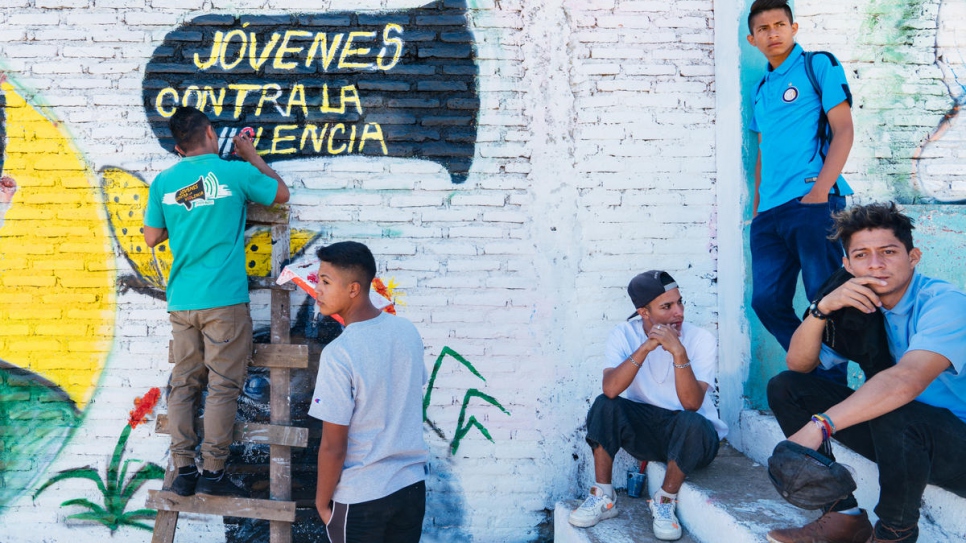 Los 'embajadores' voluntarios de Jóvenes Contra la Violencia ayudan a sus compañeros a mantenerse alejados de las garras de las pandillas. Foto tomada en marzo de 2020.