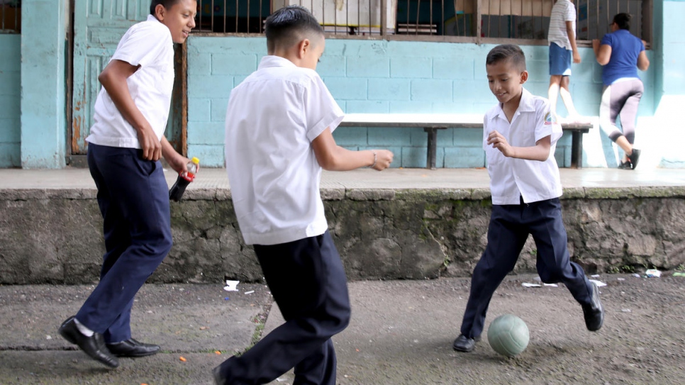 Las pandillas en Honduras asechan a los jóvenes vulnerables para reclutarlos en sus actividades criminales. En esta foto, un grupo de estudiantes juega en Tegucigalpa en noviembre de 2019.