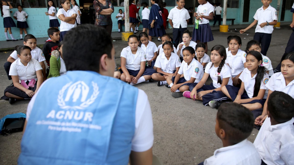 Juan Camilo Jiménez, funcionario de ACNUR encargado de protección a la niñez, en una charla sobre desplazamiento forzado con un grupo de niños y niñas en Tegucigalpa, Honduras, en noviembre de 2019.