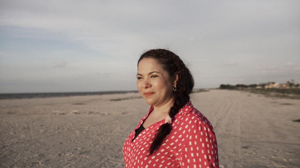 La ganadora del Premio Nansen para los Refugiados 2020, Mayerlín Vergara Pérez, en la playa de Rioacha, La Guajira, Colombia.