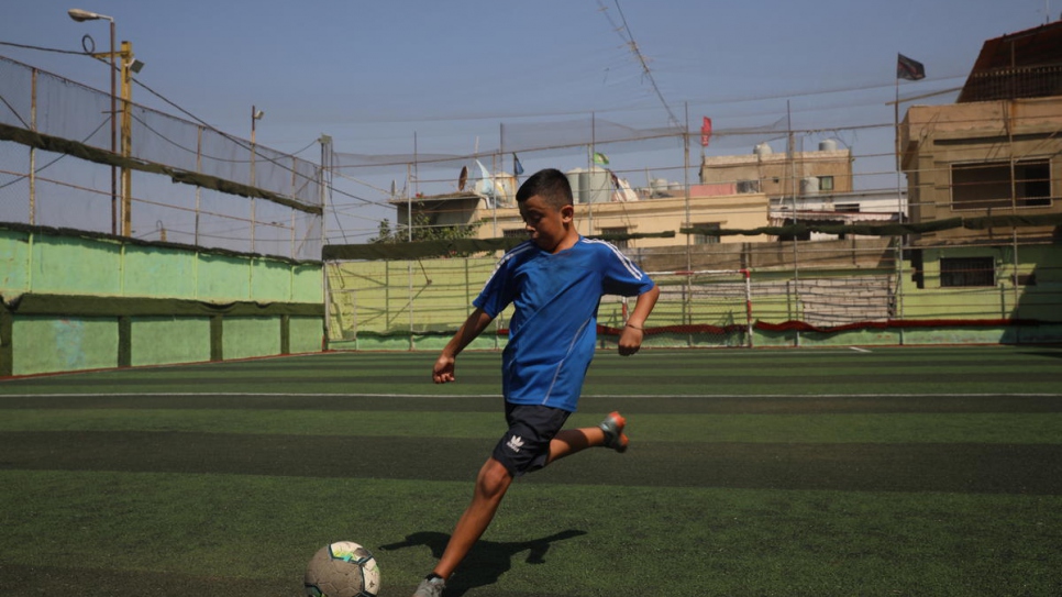 El joven refugiado sirio Gaith, de 13 años, entrenando en la cancha del club deportivo juvenil que frecuentaba en Beirut.