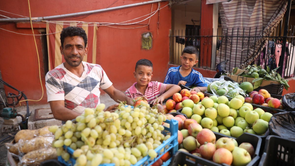 Antes de mudarse a España, Samer y sus hijos vendían fruta y verduras en un puesto ambulante en su barrio.
