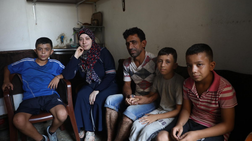 Fotografía de la familia al completo en su antiguo apartamento en el barrio de Jnah, en la capital libanesa.