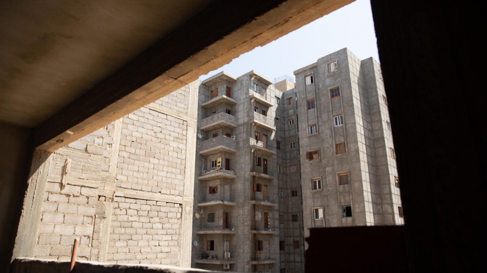 Desde una ventana sin vidrios del alojamiento de Hanan se ven otros edificios sin terminar que actualmente albergan a más de 100 familias libias desplazadas.