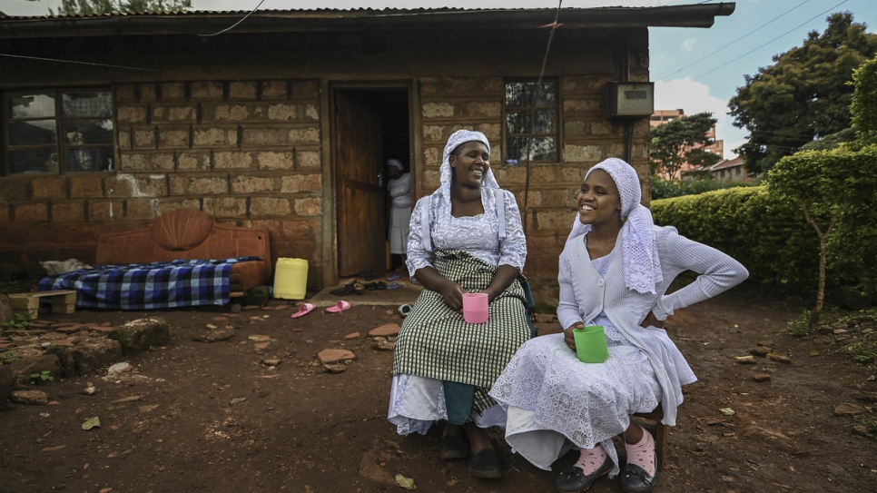La mujer shona apátrida de 20 años, Nosizi Reuben (derecha), habla con su madre Angeline a las afueras de su casa en Kinoo, Kenia.