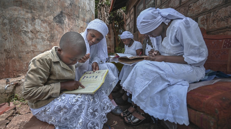 Nosizi Reuben (segunda de la izquierda), ayuda a sus hermanas con sus estudios, fuera de su casa en Kinoo, Kenia.