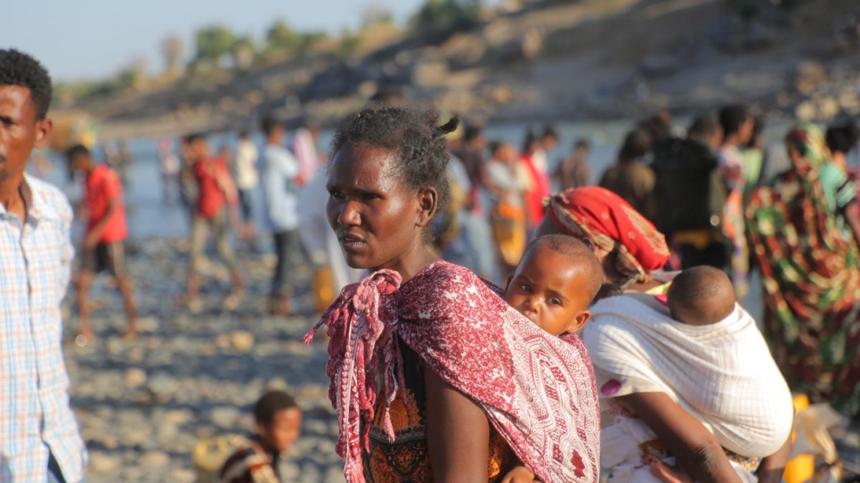 Refugiados etíopes que huyen de los enfrentamientos en la región de Tigray cruzan la frontera en Hamdayet, Sudán.