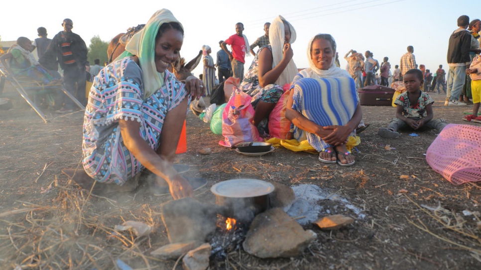 Refugiados etíopes preparan comida sobre una fogata en Hamdayet, Sudán.