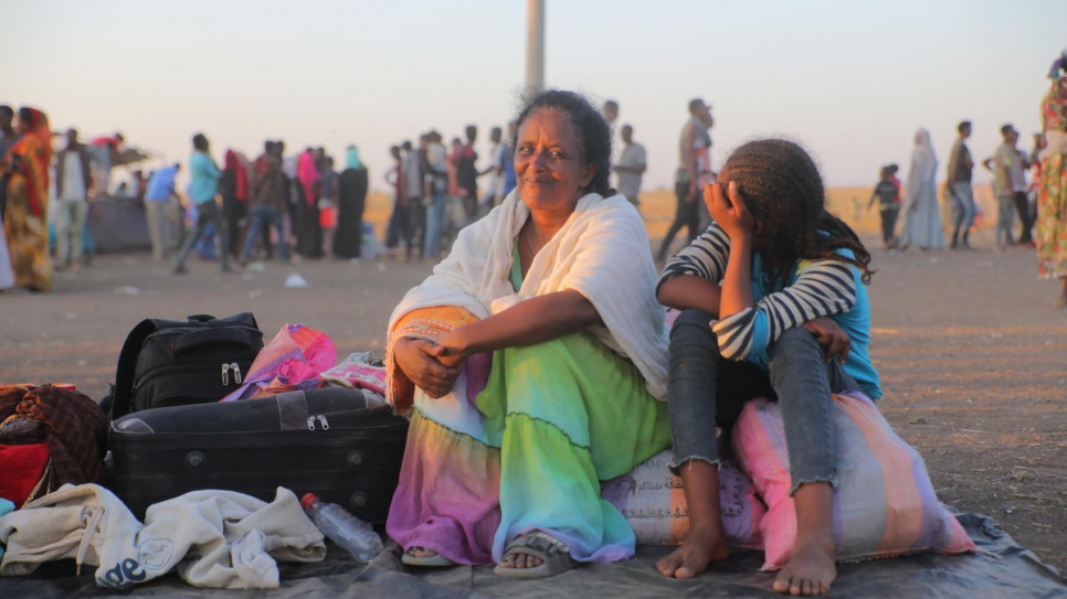 Refugiados etíopes se sientan entre sus pertenencias en Hamdayet, Sudán.
