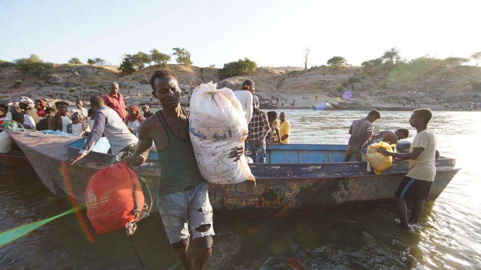 Refugiados etíopes que huyen de los enfrentamientos en la región norte de Tigray navegan por el río Tekeze hasta llegar a Hamdayet (Sudán).