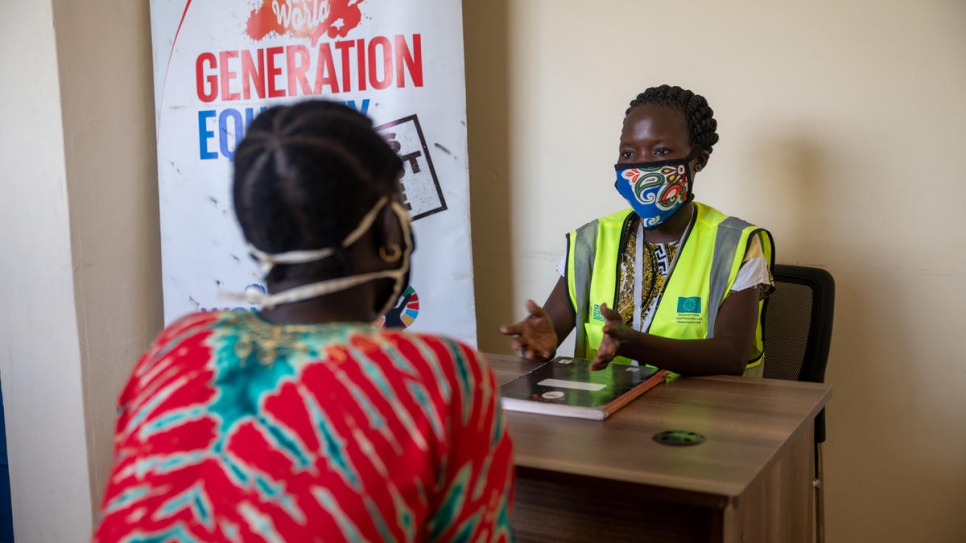 Mary Husuro, refugiada sursudanesa de 26 años, lleva a cabo una sesión de terapia en el campamento de refugiados de Kakuma (Kenya).