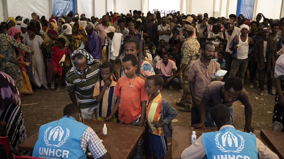 Personas refugiadas etíopes esperan para ser registradas en el centro de recepción de Hamdayet (Sudán).