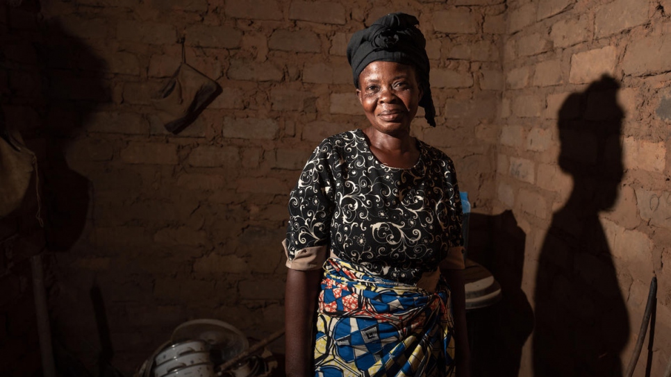 Una de las mujeres que imparte clases de panadería en el centro de recuperación de Kananga (República Democrática del Congo).