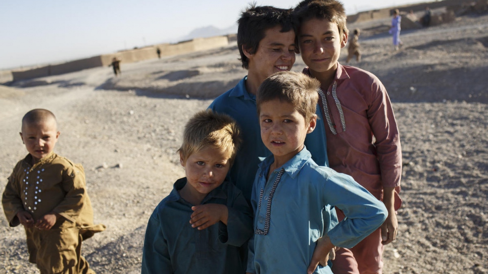 Niños juegan en un asentamiento informal para personas desplazadas internas a las afueras de Herat (Afganistán).