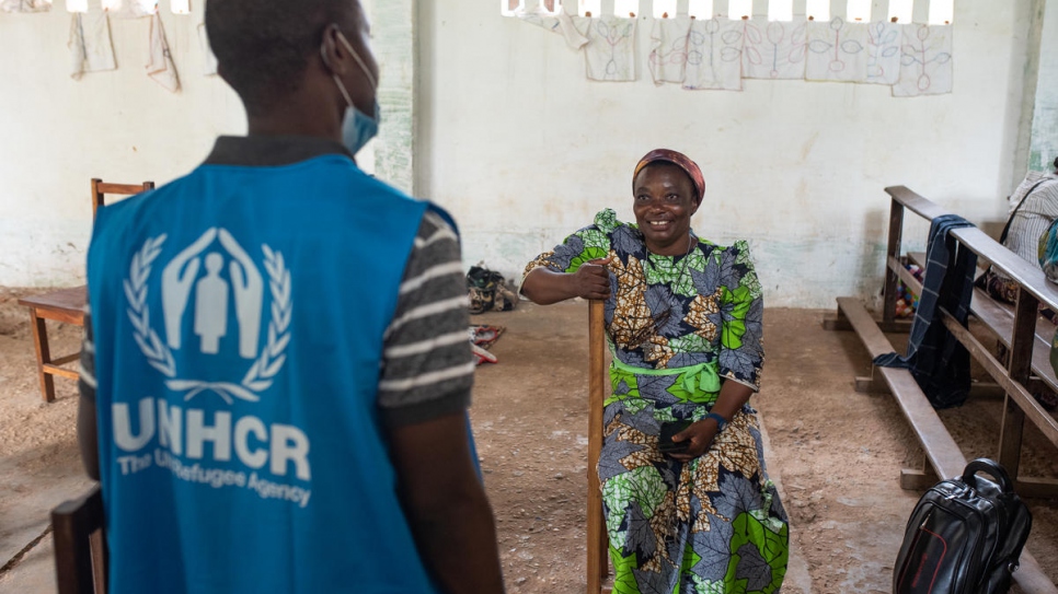 La hermana Adolphine habla con John, un funcionario de ACNUR, en el centro de recuperación de Kananga, donde capacita a las mujeres que se recuperan de la violencia de género.