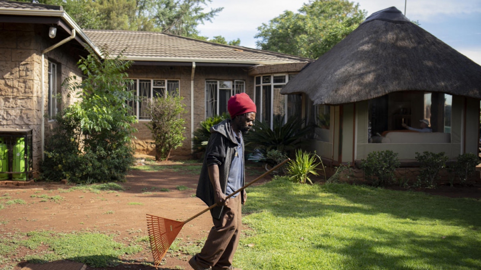 Raphael Chauke en el complejo donde trabaja como jardinero en Pretoria, Sudáfrica.