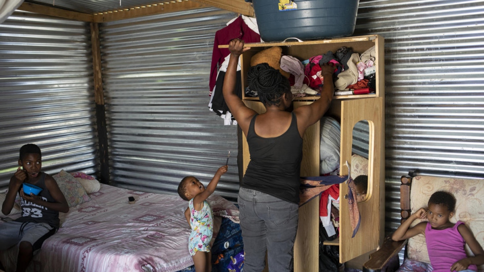 Mpho Modise organiza la habitación que comparte con sus cuatro hijos en Brits, Sudáfrica.