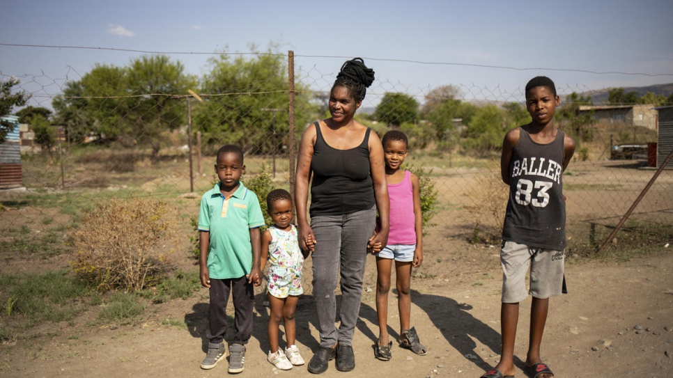 Mpho Modise con sus cuatro hijos Amojelang, Keitumetsi, Thabang y Lucky en su vecindario en Brits, Sudáfrica.