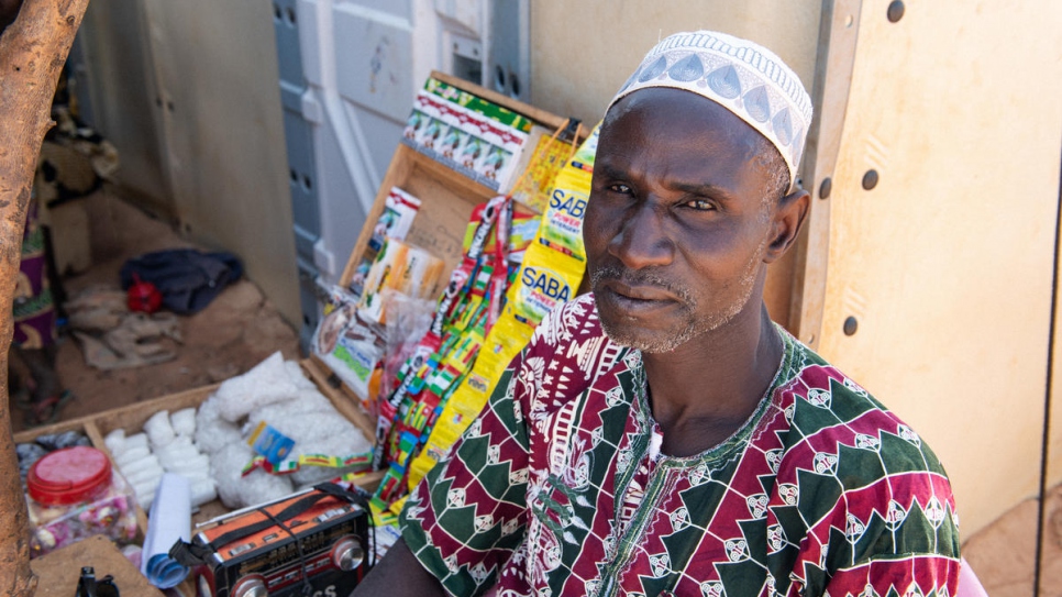 Sambo Maiga vende pequeños artículos en un puesto frente a su alojamiento en Kongoussi.