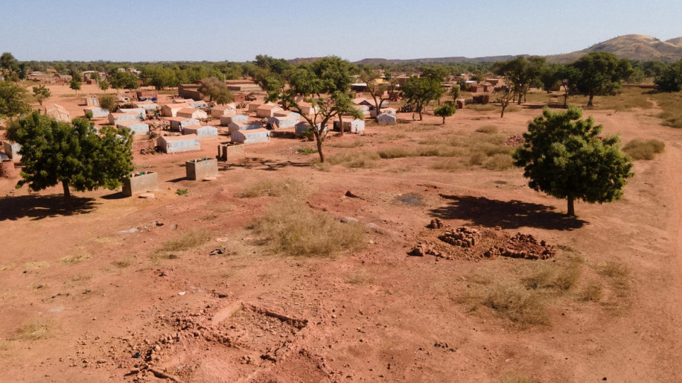 Alojamientos para personas desplazadas internamente en un asentamiento en Kongoussi, en el norte de Burkina Faso, donde las carpas fueron arrasadas por las fuertes lluvias de abril de 2020.