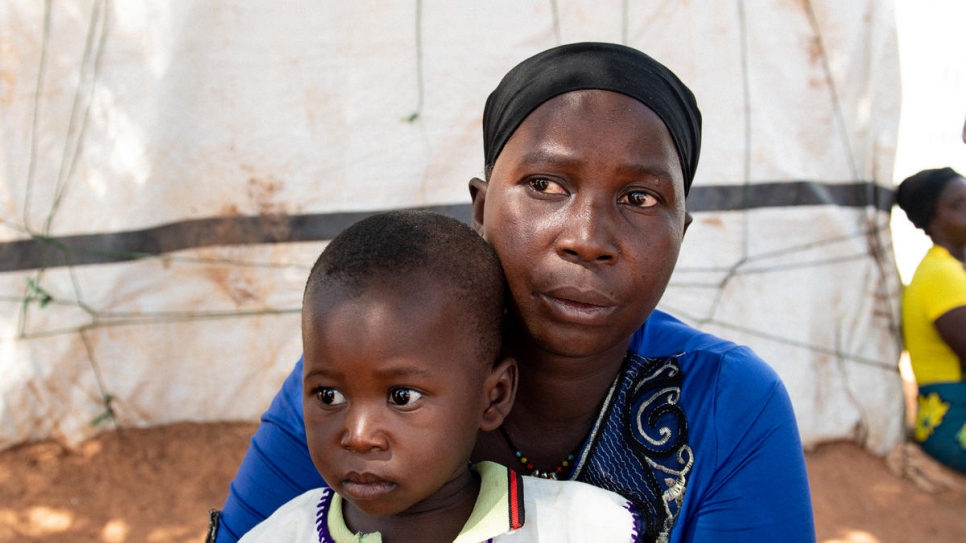 Mamouna Ouédraogo fue desplazada de su ciudad natal hace más de un año. Vive con su suegra y sus siete hijos, entre ellos Alexandre, de un año, en Kaya (Burkina Faso).