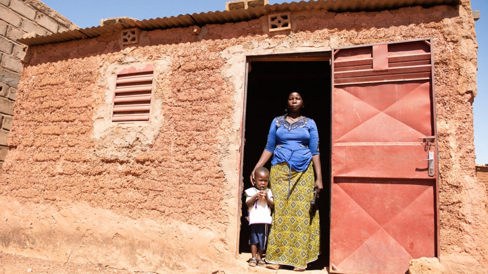 Mamouna Ouédraogo y su familia se mudaron a esta pequeña casa de barro después de que su refugio fuera arrastrado por lluvias torrenciales en septiembre de 2020, pero tienen dificultades pagar el alquiler.