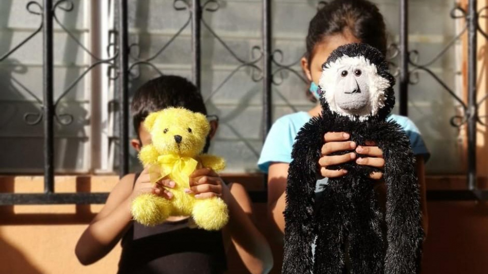 Los nietos de Ana* rescataron de la inundación sus muñecos, que fueron un regalo cuando llegaron a Guatemala. *Nombre cambiado por motivos de protección.