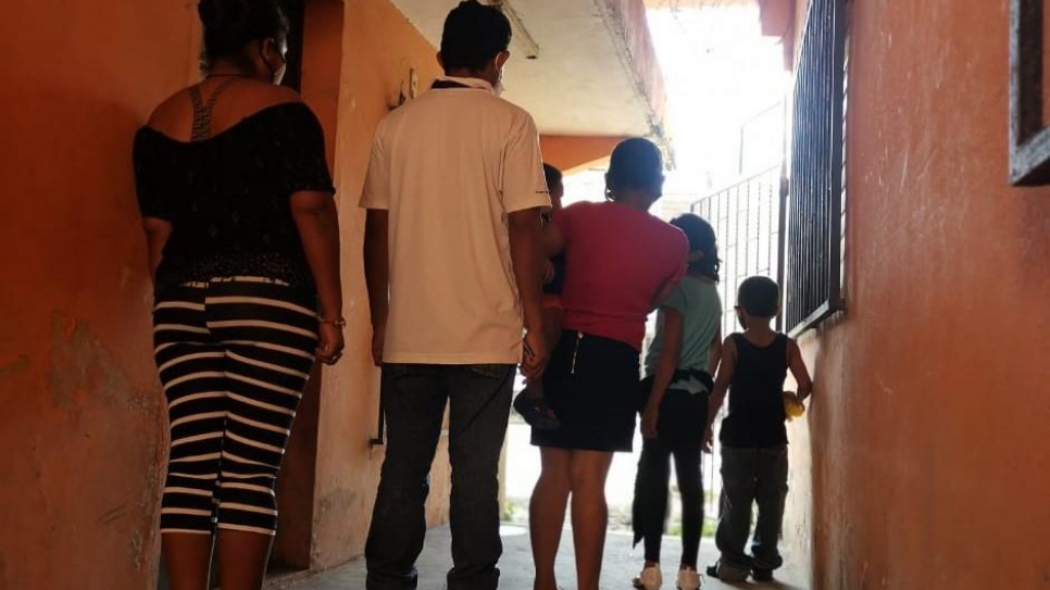 Ana* y su familia huyeron de Honduras luego de ser amenazados por miembros de las pandillas. Tras ser evacuados debido a la tormenta tropical Eta, ACNUR y socios los trasladaron a un espacio seguro. *Nombre cambiado por motivos de protección.