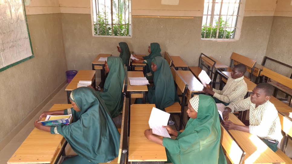 Estudiantes desplazados asisten a clase en una de las cuatro escuelas fundadas por el ganador del Premio Nansen para los Refugiados Zannah Mustapha en el Estado de Borno (Nigeria). 