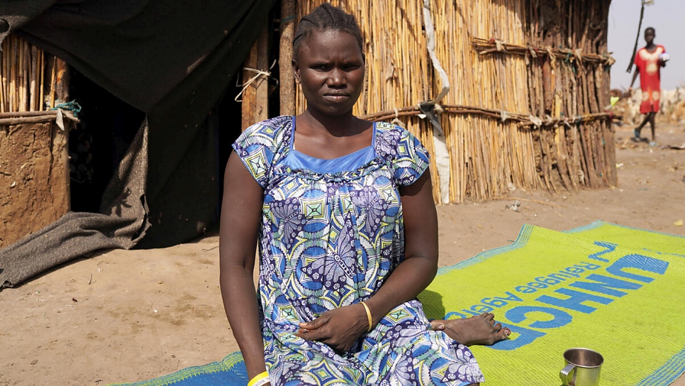 Mary Nyekuola, una retorna sursudanesa viuda y madre de cuatro hijos, sentada frente a un alojamiento en Bentiu.
