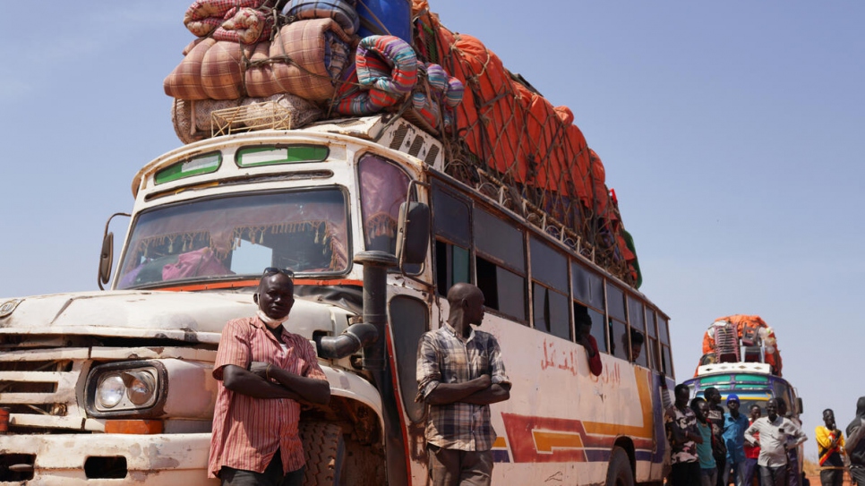 Retornados sursudaneses toman un autobús desde Jartum, en Sudán, hasta Bentiu, en Sudán del Sur.
