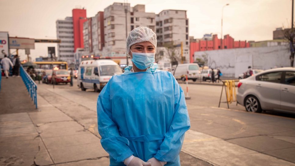 Médica venezolana se suma a la lucha contra la COVID-19 en Perú.