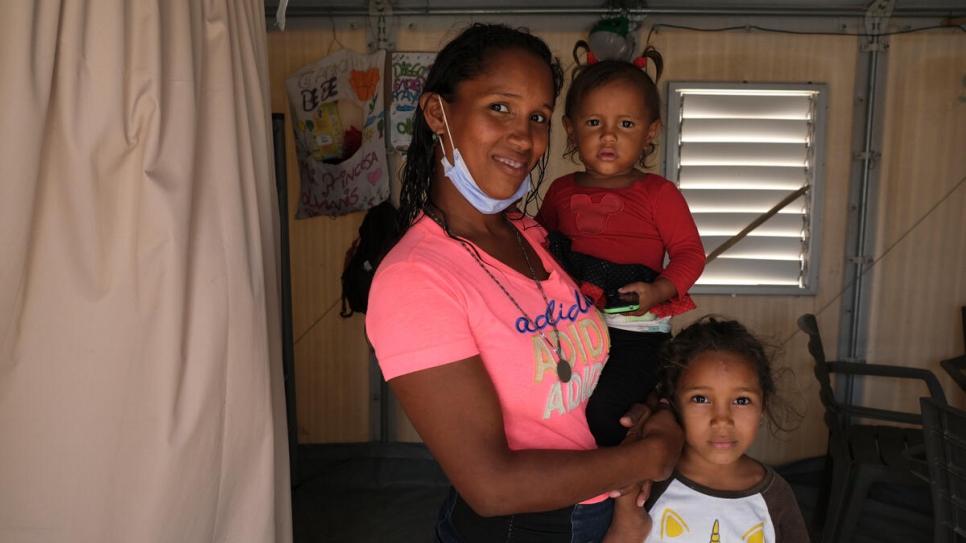 Después de casi una semana durmiendo en una terminal de buses, Verónica y sus cuatro hijos encontraron cobijo en el Centro de Asistencia Integral de Maicao, Colombia.
