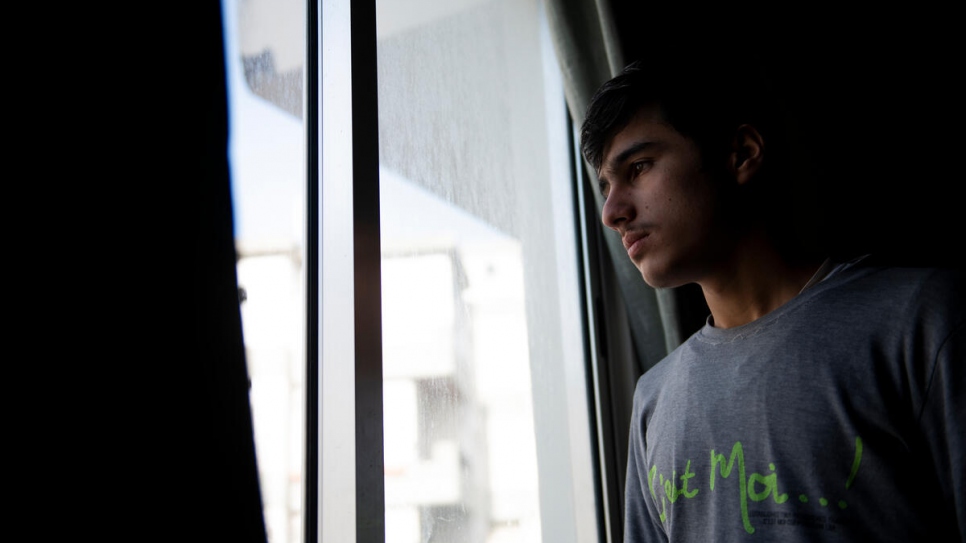 Amer, el hijo de dieciséis años de Hala, ha tenido pensamientos suicidas desde que dejó la escuela y empezó a trabajar para sostener a la familia.