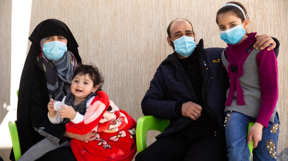 Ahmad, de 45 años, y su familia esperan agendar una cita en el centro de registro de ACNUR en Trípoli, la capital de Libia.