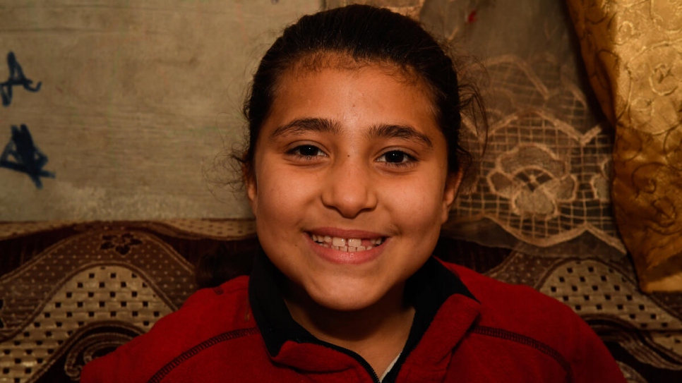Amal de 9 años, en su casa en Alepo, donde su familia encontró seguridad después de ser desplazada durante la crisis de 10 años en Siria.