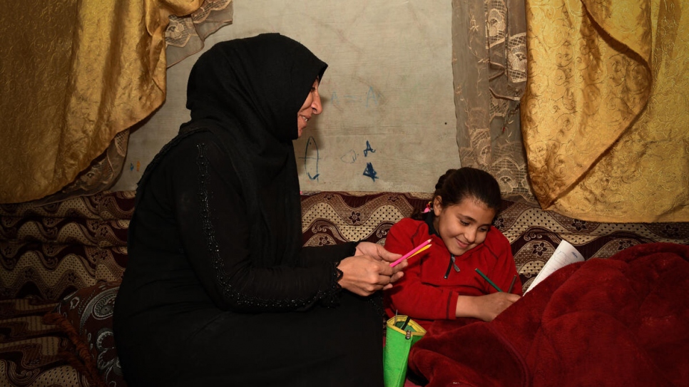 Samar (37 años), la madre de Amal, comparte con su hija, quien perdió una pierna en una explosión a la edad de 18 meses.