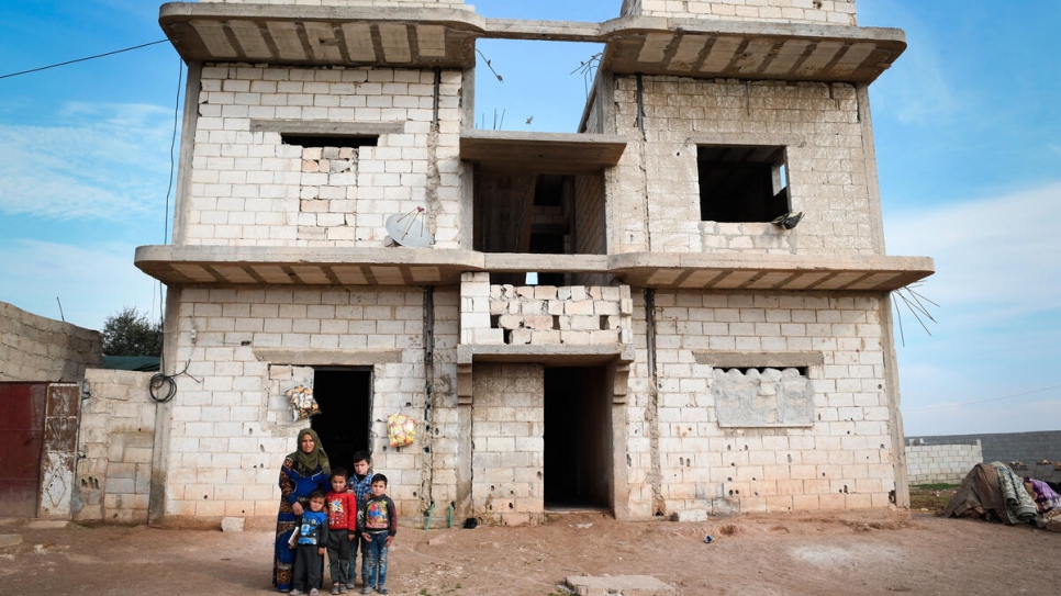 Abeer y sus hijos retornaron a su casa en Dayr Hafir, y la encontraron muy dañada y saqueada.