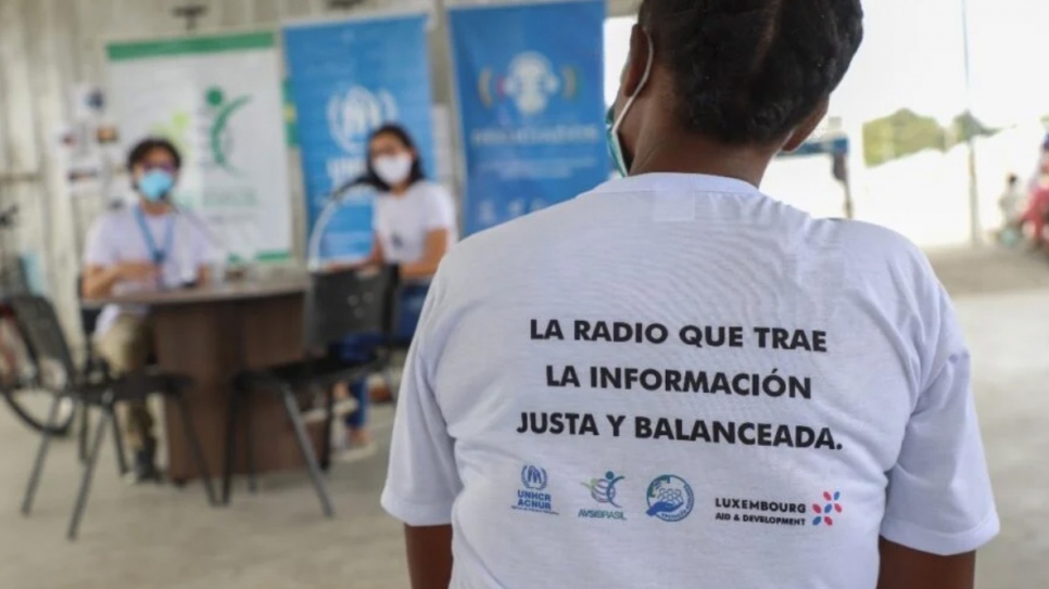 Voluntaria de 'La voz de los refugiados' durante la inauguración de la radio comunitaria en el albergue Rondon III en Roraima.