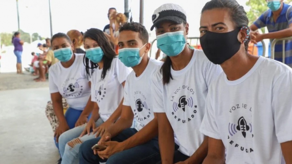 Grupo de voluntarias y voluntarios de 'La voz de los refugiados' durante la inauguración de la radio comunitaria en el albergue Rondon III en Roraima.