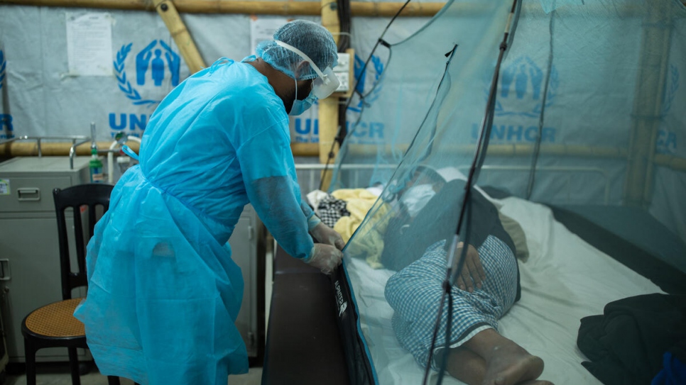 Médico revisa a paciente en el centro de tratamiento y aislamiento (CTA) en Ukhiya. Este centro fue el primerio que se abrió, en mayo de 2020, para tratar casos de COVID-19 en Cox's Bazar.